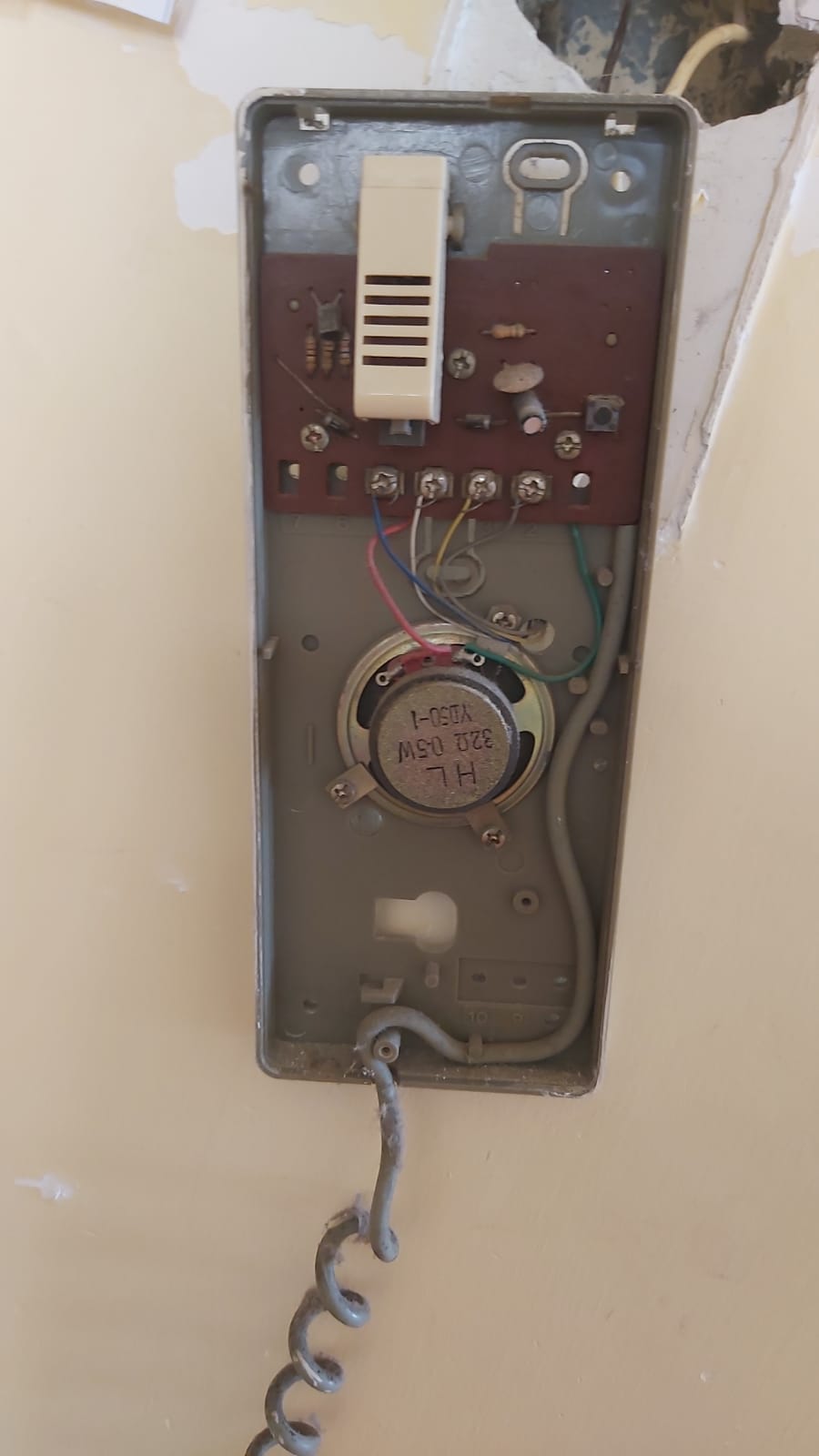 Motorola 最薄輕巧型免牌照對講機 背光液晶顯示 可接耳咪 內置喇叭5 IP54防水 連充電 0.5W機..
